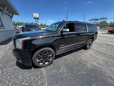 Used 2019 GMC Yukon XL Denali w/ Denali Ultimate Package AWD/4WD image 3