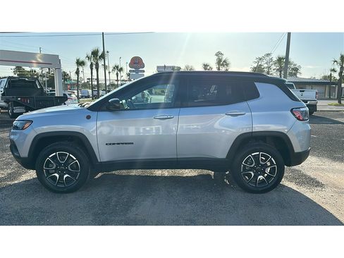 Used 2025 Jeep Compass Trailhawk AWD/4WD image 3