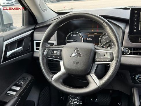 Used 2025 Mitsubishi Outlander SE AWD/4WD image 14