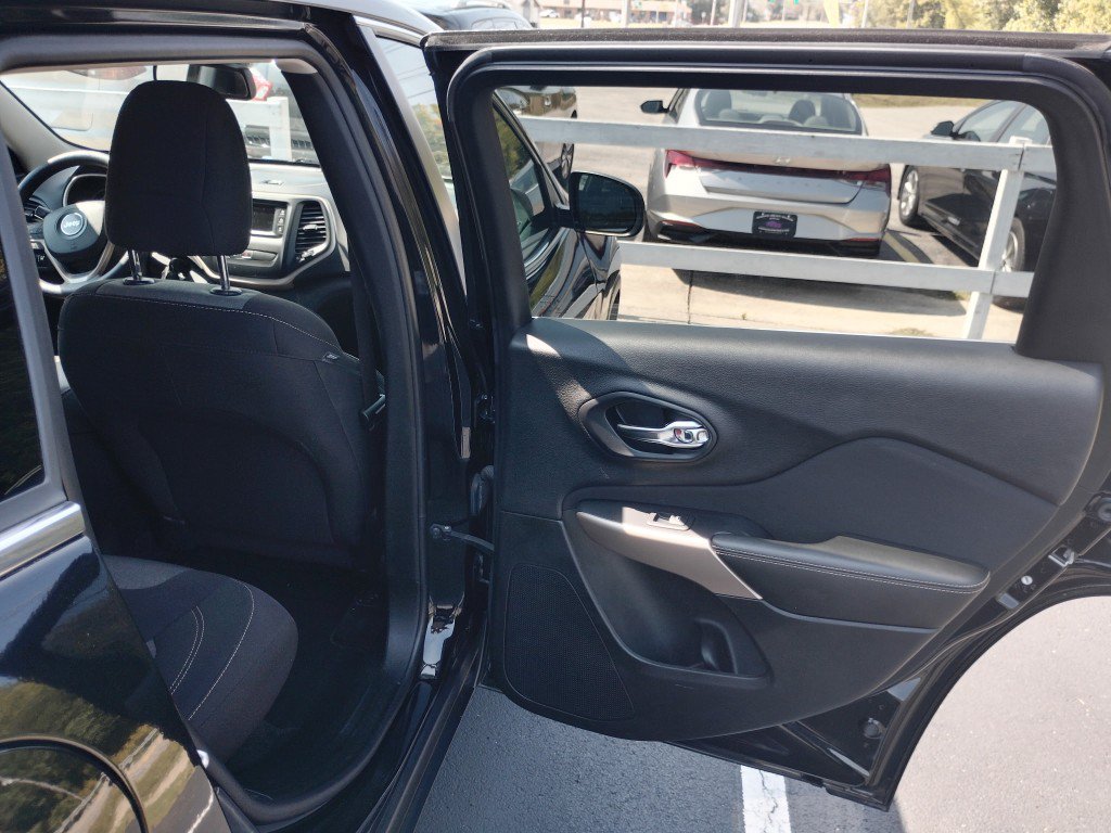 Used 2018 Jeep Cherokee Latitude w/ Safety Group FWD image 12