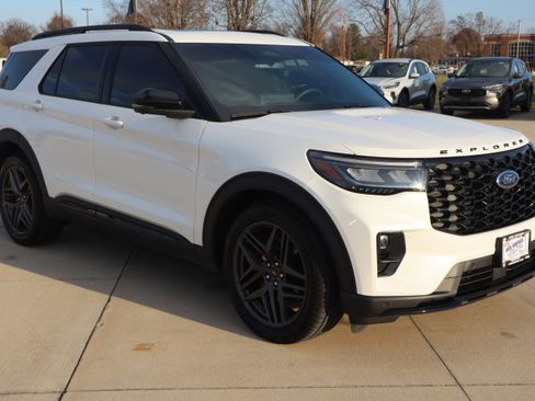 Used 2025 Ford Explorer ST image 3