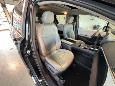 Used 2025 Toyota Sienna XLE image 40