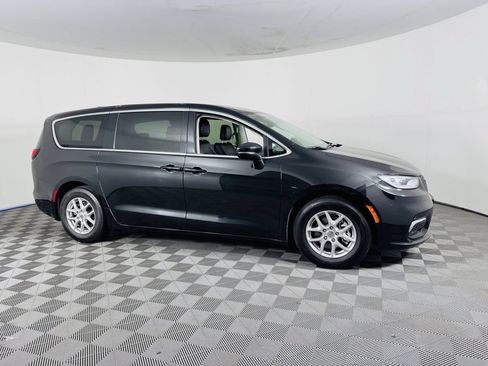 Used 2023 Chrysler Pacifica Touring-L FWD image 2