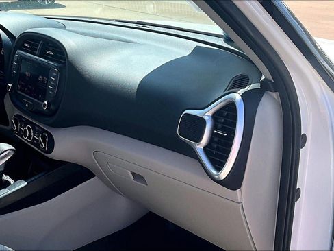 Used 2025 Kia Soul LX w/ LX Technology Package FWD image 26