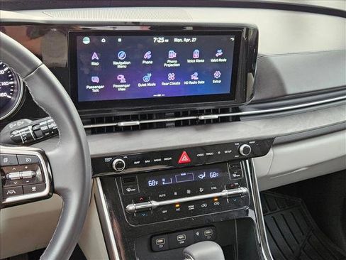 Used 2023 Kia Carnival EX FWD image 13