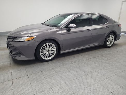 Used 2018 Toyota Camry XLE FWD image 2