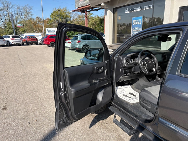 Used 2022 Toyota Tacoma TRD Sport AWD/4WD image 9