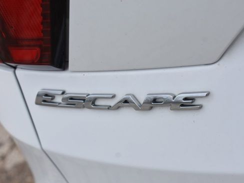 Used 2019 Ford Escape SE image 18