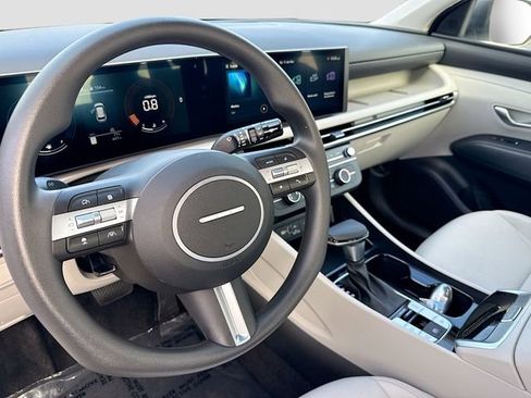 Certified 2025 Hyundai Tucson SE image 9