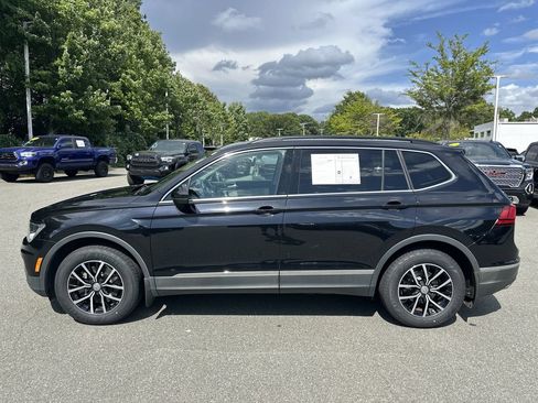 Used 2021 Volkswagen Tiguan SE w/ Panoramic Sunroof Package FWD image 2