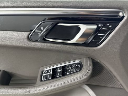 Certified 2024 Porsche Macan AWD/4WD image 34