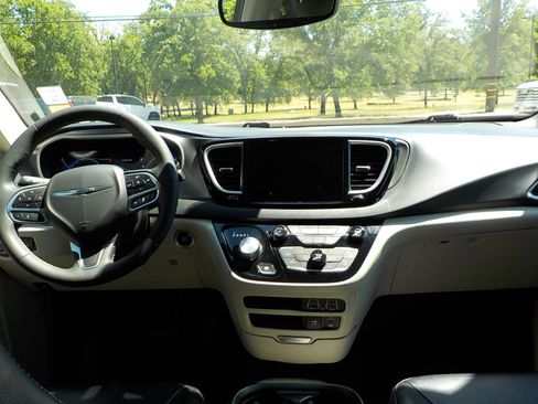 Used 2022 Chrysler Pacifica Touring-L image 16