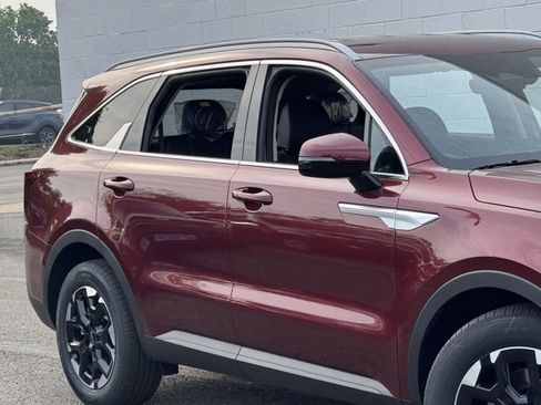 New 2025 Kia Sorento S image 4