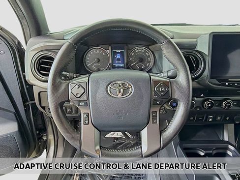 Used 2018 Toyota Tacoma TRD Sport w/ Technology Package AWD/4WD image 3