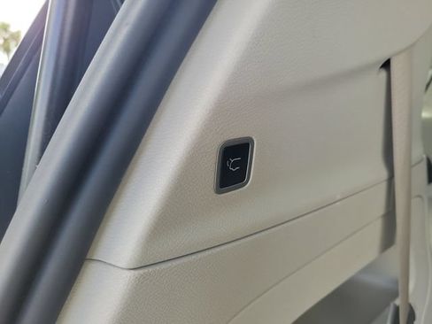 Used 2023 Chrysler Pacifica Touring-L FWD image 8