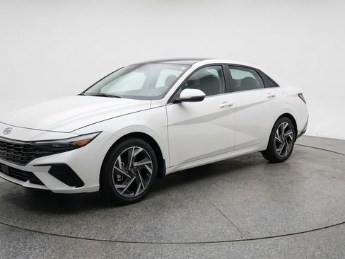 Used 2025 Hyundai Elantra SEL FWD image 3