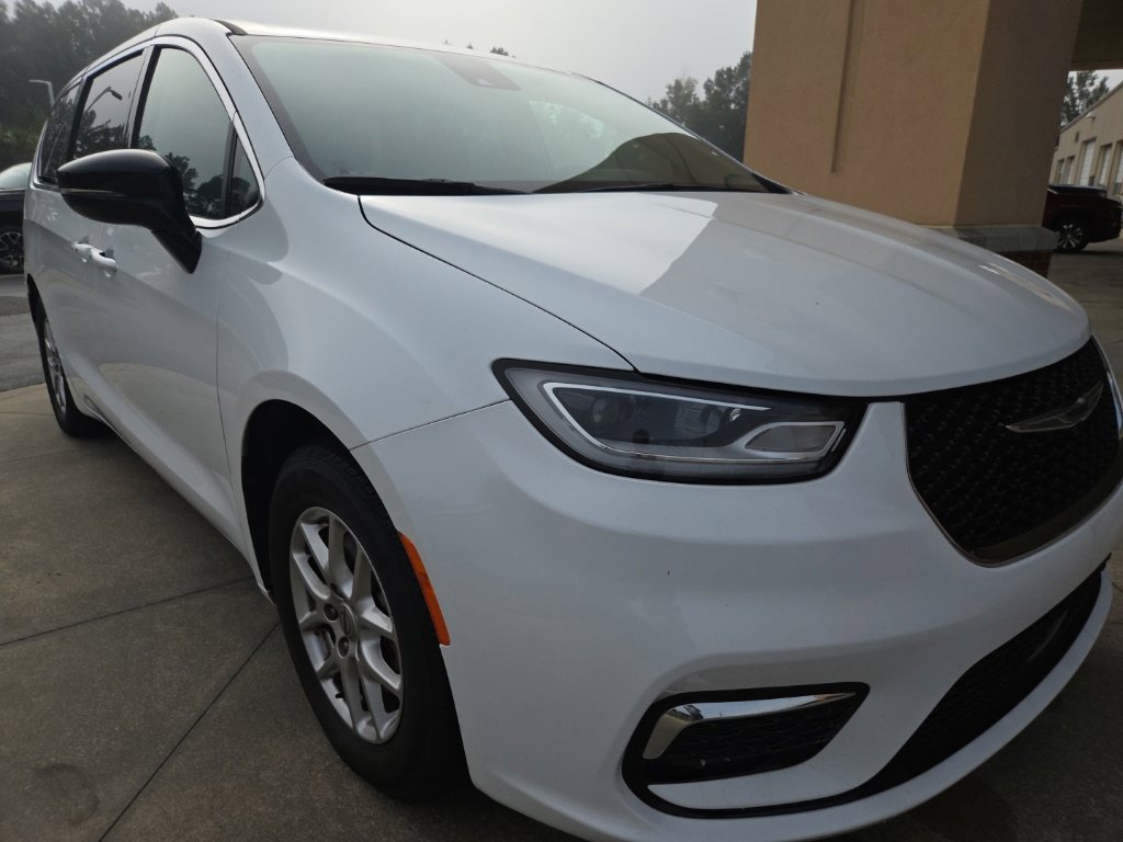 Used 2024 Chrysler Pacifica Touring-L FWD image 17