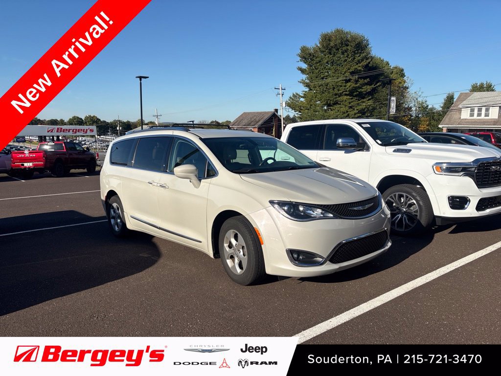 Used 2017 Chrysler Pacifica Touring-L Plus FWD image 1