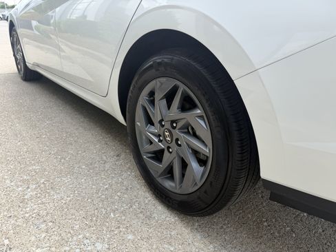 Certified 2025 Hyundai Elantra Hybrid FWD image 9