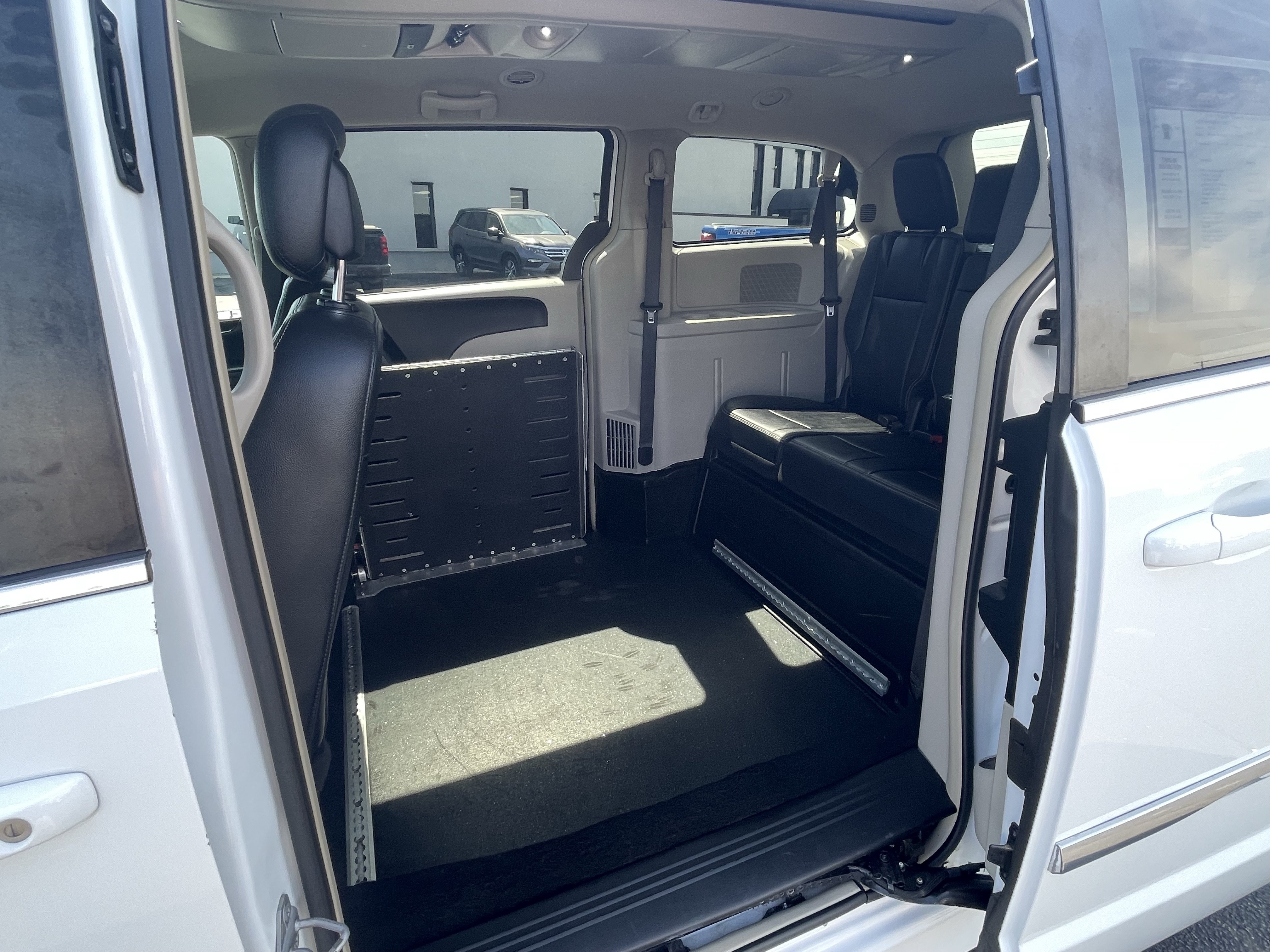 Used 2016 Chrysler Town & Country Touring FWD image 23