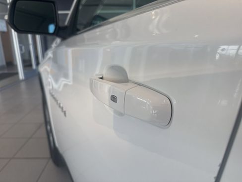 Used 2022 Chevrolet Traverse LT image 13