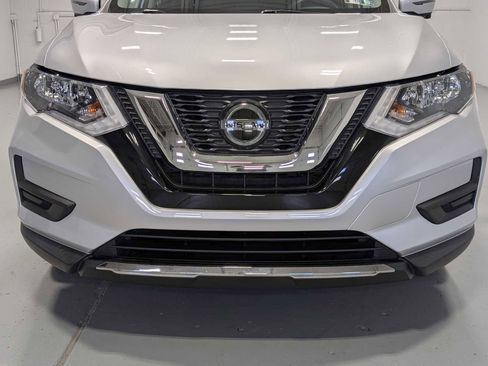 Used 2018 Nissan Rogue SV w/ Premium Package image 2