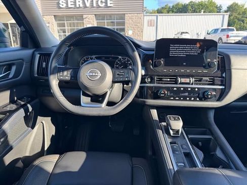 Used 2025 Nissan Pathfinder SL FWD image 15