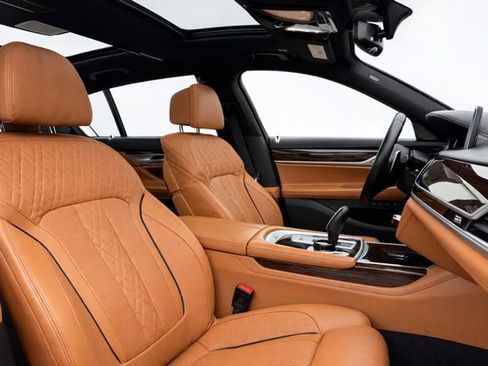 Used 2021 BMW 750i xDrive w/ Executive Package image 12