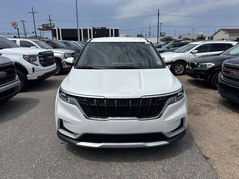 Used 2024 Kia Carnival LX FWD image 2