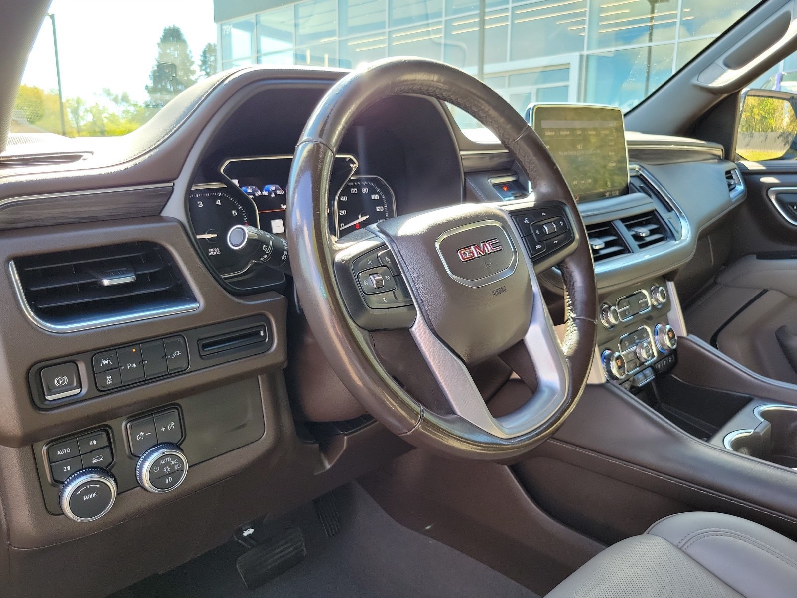 Used 2021 GMC Yukon XL SLT w/ Rear Media and Nav Package AWD/4WD image 11