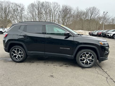 Used 2025 Jeep Compass Limited image 3