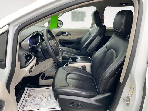 Used 2023 Chrysler Pacifica Touring-L image 9