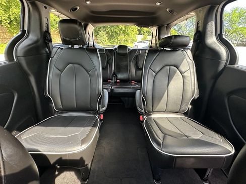Used 2025 Chrysler Pacifica Limited FWD image 22