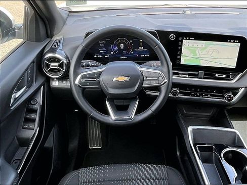 Used 2025 Chevrolet Equinox LT AWD/4WD image 17