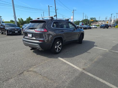 Used 2019 Jeep Cherokee Limited AWD/4WD image 3