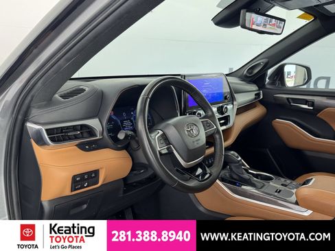 Certified 2025 Toyota Highlander Platinum AWD/4WD image 15
