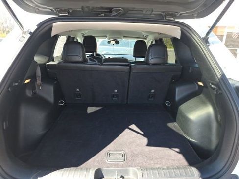 Used 2019 Jeep Cherokee Latitude Plus AWD/4WD image 13