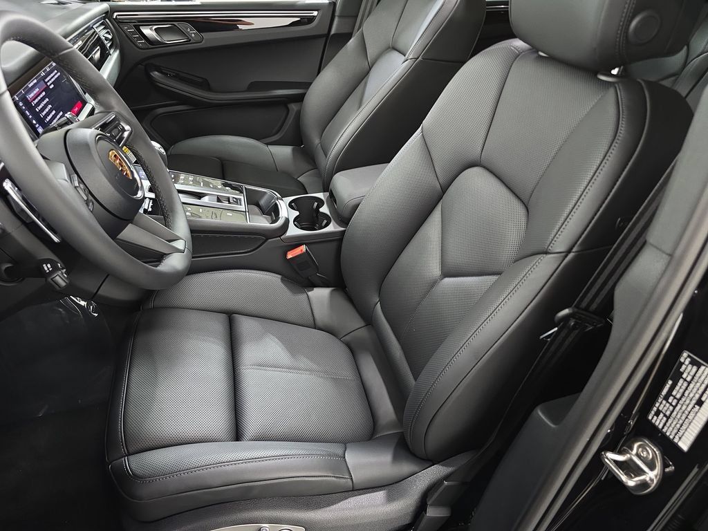 Certified 2026 Porsche Macan AWD/4WD image 5