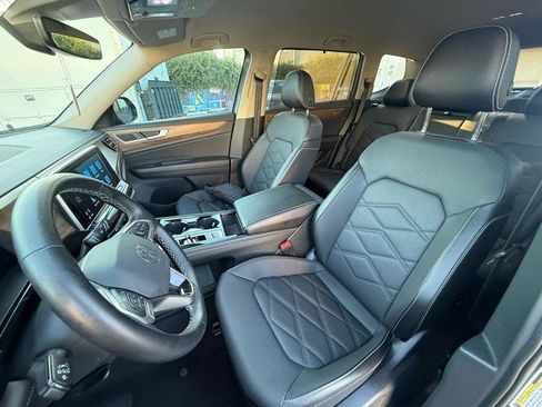 Used 2025 Volkswagen Atlas SE image 19
