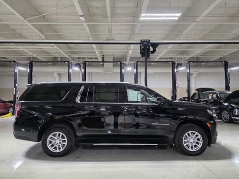 Used 2023 Chevrolet Suburban LT w/ Luxury Package image 8