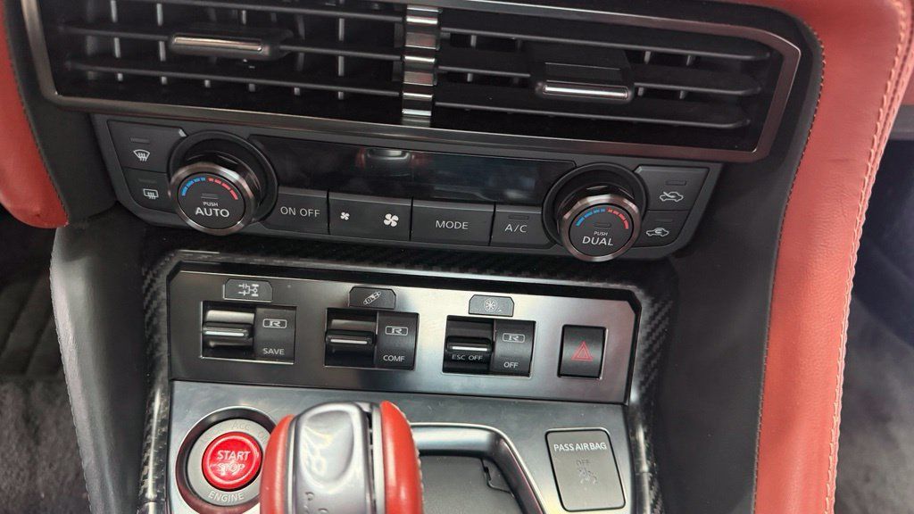 Used 2019 Nissan GT-R Premium w/ Premium Interior Package AWD/4WD image 27