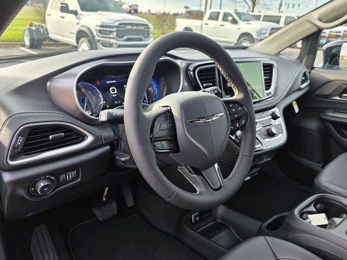 New 2026 Chrysler Pacifica Select image 10