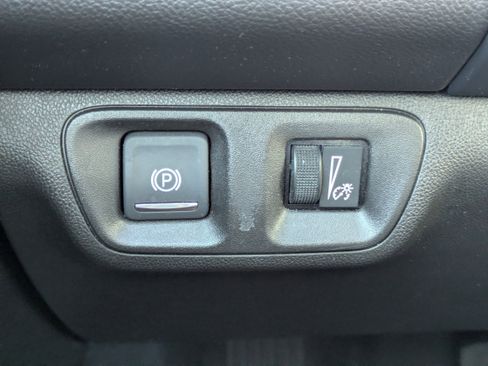 Used 2022 GMC Acadia SLE w/ Driver Convenience Package FWD image 25