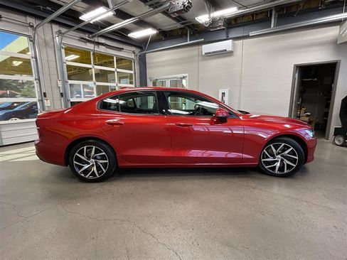 Used 2020 Volvo S60 T6 Momentum image 6