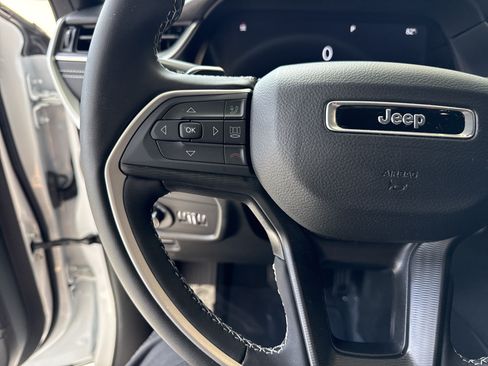Used 2025 Jeep Grand Cherokee L Laredo RWD image 18