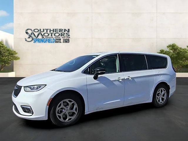 Used 2024 Chrysler Pacifica Limited FWD image 28
