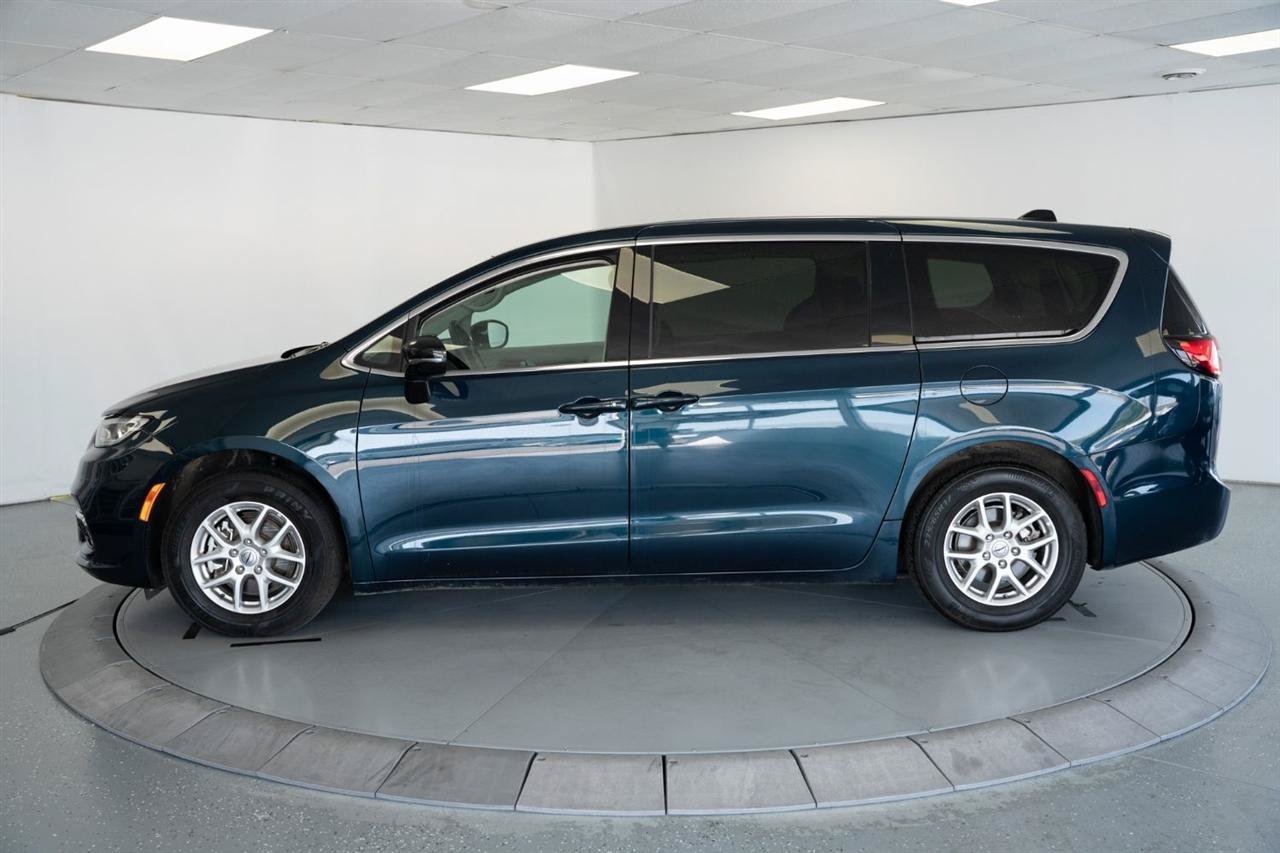 Used 2024 Chrysler Pacifica Touring-L FWD image 4