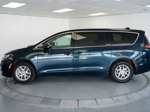 Used 2024 Chrysler Pacifica Touring-L FWD image 4