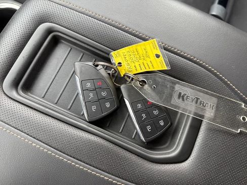 Used 2022 GMC Yukon XL AT4 image 26