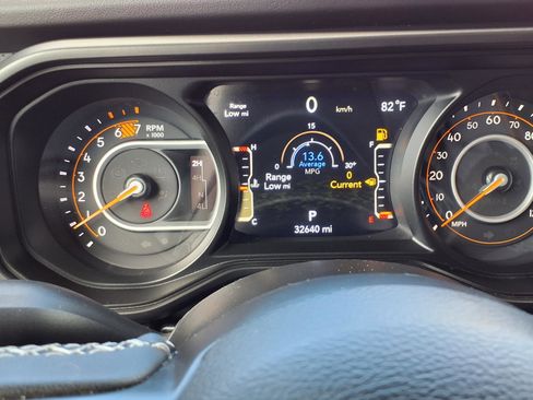 Used 2025 Jeep Wrangler Unlimited Rubicon AWD/4WD image 17